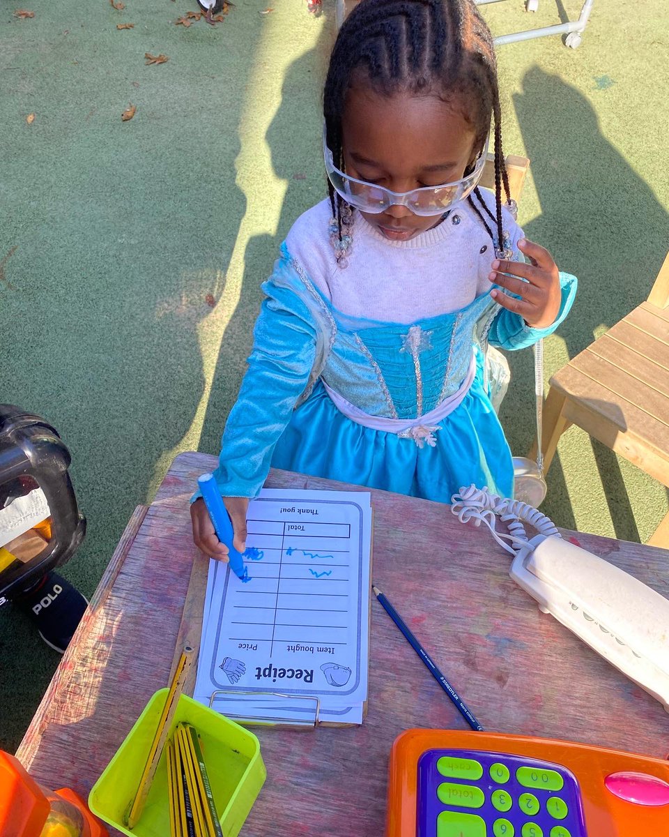 MontemSchool's tweet photo. This week, Cherry Class are… BUILDERS 👷🏾‍♀️👷🏻 

The children worked collaboratively to build their constructions and came up with their own ideas! 

#eyfs #earlyyears #constructionarea #outdoorplay #roleplay #montemprimary #montemnursery #islington https://t.co/VlcAQIfqbR