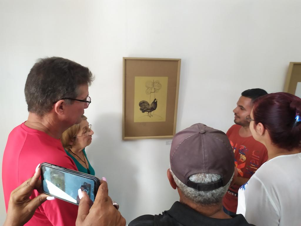 DiarioMayabeque's tweet photo. #Cuba: Ayer, 10 de Octubre, en un día excepcional por su significación histórica, tuvo lugar la inauguración de la Jornada por la #Cultura Cubana en #Mayabeque  con el homenaje a Pedro R.Noa, crítico de cine  y  con la muestra visual "De pura cepa",  del artista "Luirri". https://t.co/XBkUdQgzQB
