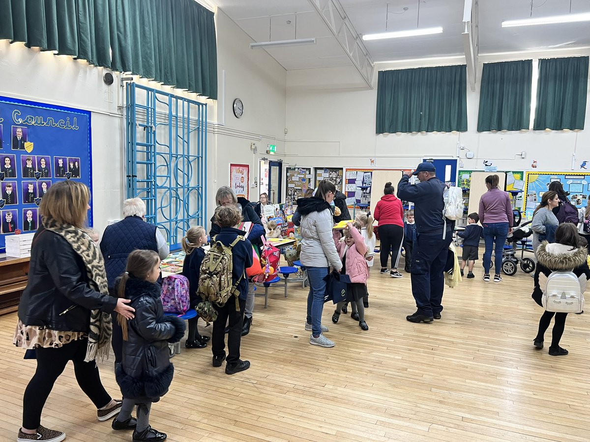 Miss_Anstey_AHT's tweet photo. Brilliant show of families at our @BostonBookworms book fair tonight @WybertonPrimary £2.50 for each book- what a bargain! If you missed your chance, check out the flyer for how to order online @OpenUni_RfP #readingforpleasure @InfinityAcad https://t.co/38mQCfXygk
