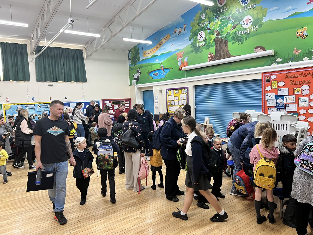 Miss_Anstey_AHT's tweet photo. Brilliant show of families at our @BostonBookworms book fair tonight @WybertonPrimary £2.50 for each book- what a bargain! If you missed your chance, check out the flyer for how to order online @OpenUni_RfP #readingforpleasure @InfinityAcad https://t.co/38mQCfXygk