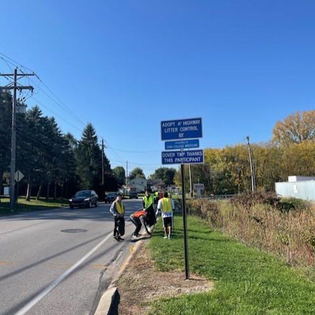YCP_Wrestling's tweet photo. Started off day 2 of the season doing community service via Adopt A Highway in Dover, PA! #CommitToTheSpartan #GivingBack #CommunityService https://t.co/zUYqQSsU1R
