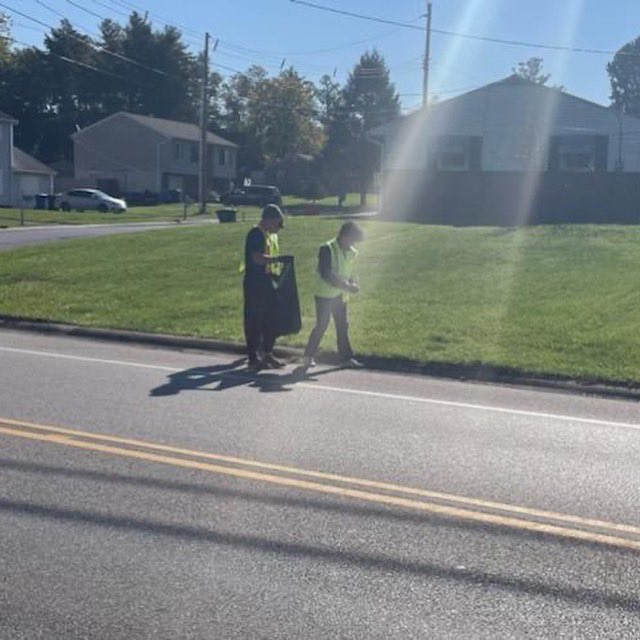 YCP_Wrestling's tweet photo. Started off day 2 of the season doing community service via Adopt A Highway in Dover, PA! #CommitToTheSpartan #GivingBack #CommunityService https://t.co/zUYqQSsU1R
