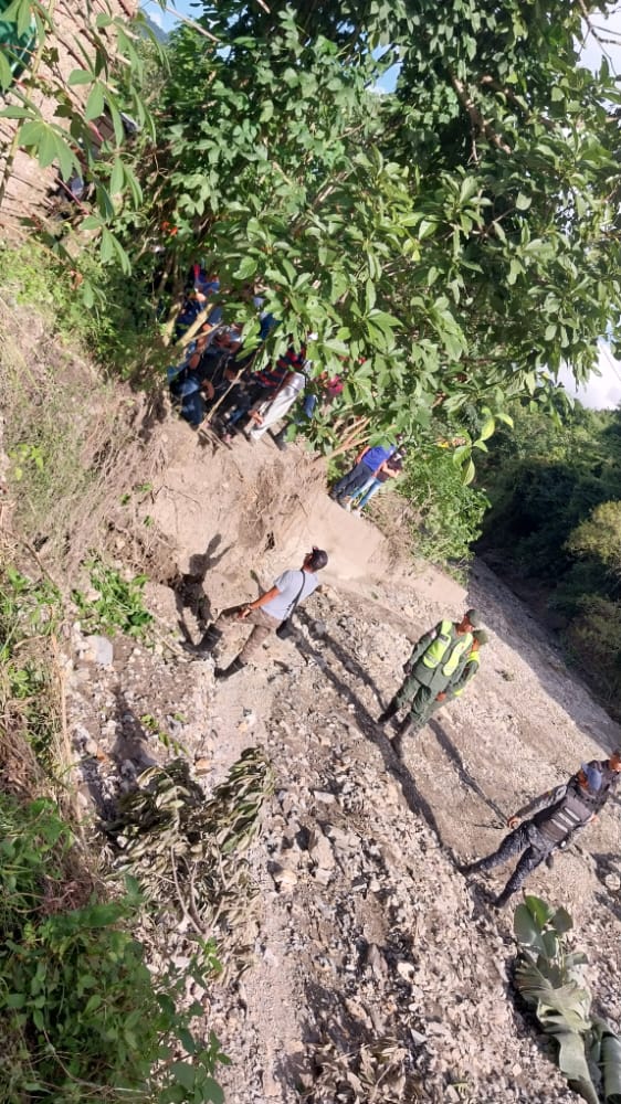ComunaAdrianM's tweet photo. La zona rural de Río Claro sigue incomunicada y todavía estamos a la espera de las máquinas de orugas q son necesarias para reparar los daños causados a la vialidad q afecta también a familias y productores d las Comunas Hermanas. @NicolasMaduro https://t.co/sGk2jesHTT