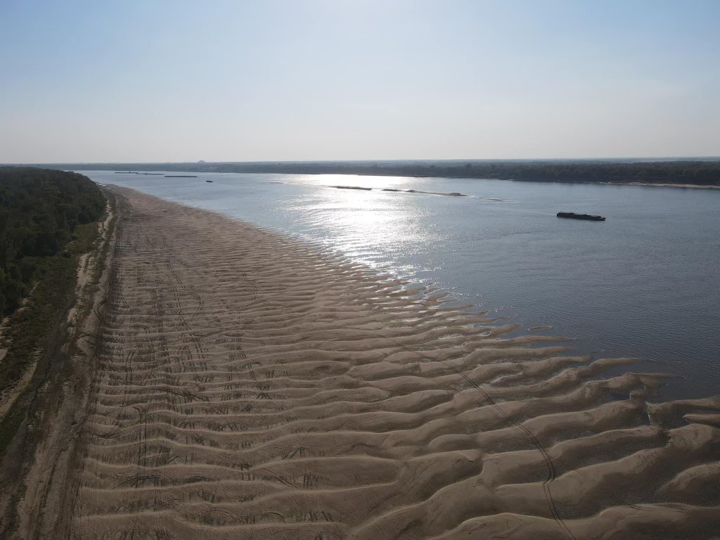 SusanNOBULL's tweet photo. Wild pictures of the Ohio River at Mound City IL. The area has been plagued with groundings &amp; subsequent closures in recent days. That’s CGB &amp; ADM in the background. 

Image credit to Ballard Drone via Facebook 

https://t.co/uYrWY80tiz https://t.co/RI77PvZHpg