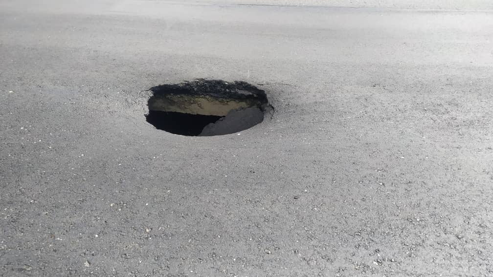 FMCENTER's tweet image. #AFF/#AGCG - Se restringe el tránsito sentido Oeste a la altura de El Dist. Altamira por hundimiento de la vía. 03:24p.m #TrafficCenter

📷 Cortesía