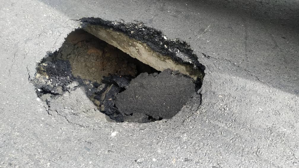 FMCENTER's tweet image. #AFF/#AGCG - Se restringe el tránsito sentido Oeste a la altura de El Dist. Altamira por hundimiento de la vía. 03:24p.m #TrafficCenter

📷 Cortesía