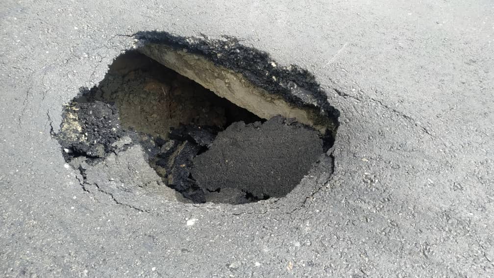 FMCENTER's tweet image. #AFF/#AGCG - Se restringe el tránsito sentido Oeste a la altura de El Dist. Altamira por hundimiento de la vía. 03:24p.m #TrafficCenter

📷 Cortesía