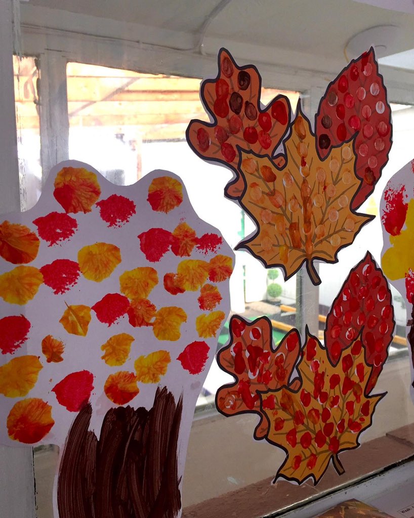 LutonOakwood's tweet photo. The Nursery children made a marvellous tree with their handprints, using autumn colours for the season!🍁🍂🌳

#eyfs #eyfsideas #eyfsteacher #eyfsinspiration #eyfsteachersofinstagram #eyfsactivities #eyfsclassroom #eyfslearning https://t.co/SqXZKDgLkj