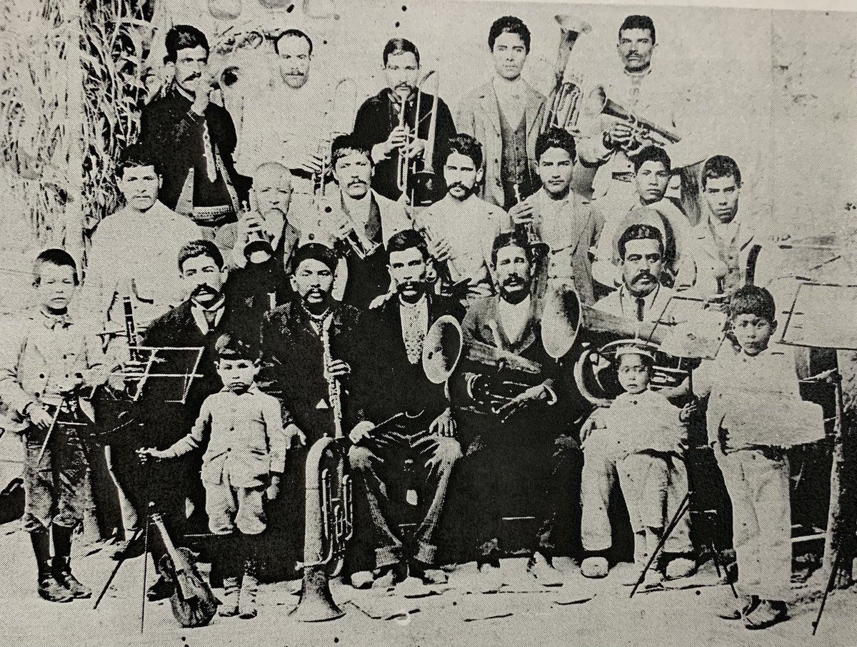 Orgullosos del origen de la laguna #ViescaCoahuila año 1930, posan para la fotografía integrantes de la grandiosa Banda de los Barraza 🎶  🎺  🎻  🎷 porque en mi pueblo: “El más chimuelo masca rieles”.