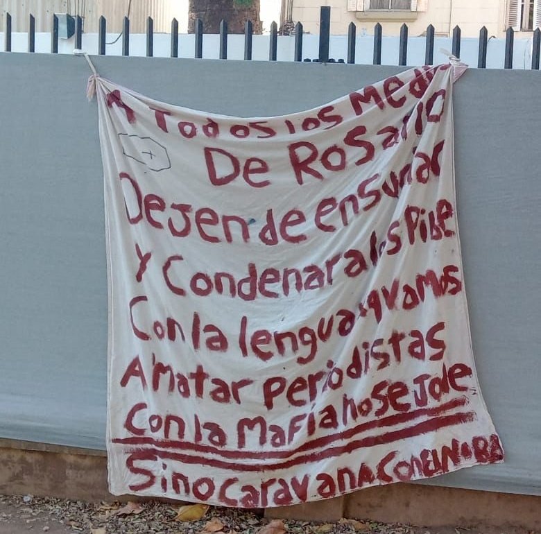 DanielaLeonTW's tweet photo. Rosario amanece una vez más con una amenaza mafiosa, esta vez a periodistas. La lucha contra las mafias no puede esperar más. Exigimos a la Justicia y autoridades acciones directas y eficientes. Es urgente, vivimos con miedo todos los días. Acompaño y abrazo a los periodistas. https://t.co/VYZJg3F4xJ