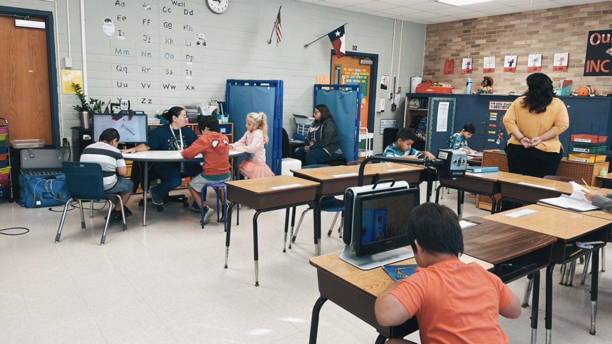 _MrsLawrence_'s tweet photo. Reading rotations in full swing with @slteves09 & her crew! This #LockedOnExcellence team is effortlessly conducting individualized reading experiences for every student in the room, impressed is an understatement! #CFESProud #LockhartLeading @CFELISD https://t.co/YuCiuyYzPL