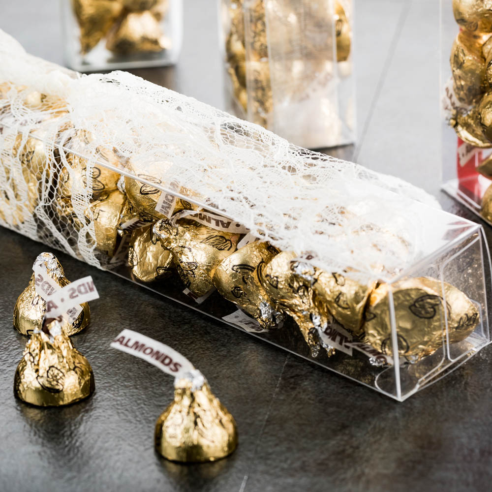 restaurantware's tweet image. We are simply in love with this candy box that is perfect for special occasions🤩 It's sure making us melt for these chocolates 🍫
candy gift boxes: buff.ly/3CjExu6
#chocolates 
#partyfavorideas 
#candyboxes