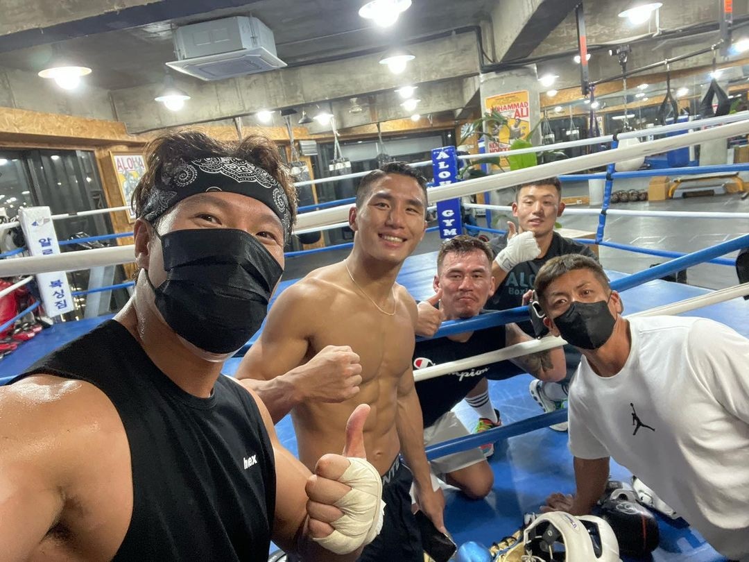 Bpositive76's tweet photo. 20221011 KJK IG update

#윤창민 선수 다음주 10/22 말레이시아에서 #onechampionship 경기 있습니다! 응원해주세요! #나때문에오버트레이닝 #미안해 #화이팅 #MMA #Boxing #알로하복싱 #AlohaBoxing

cr. kjk76

#김종국 #kimjongkook https://t.co/w2D3uV1RH6