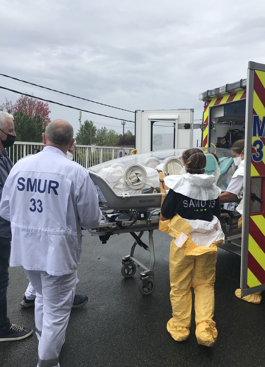 CHUBordeaux's tweet photo. [#EXERCICE #EBOLA] au @CHUBordeaux et @ch_libourne ce jour, merci aux équipes mobilisées pour se préparer aux urgences sanitaires exceptionnelles ! Au @CHUBordeaux 🙏 les équipes du Samu SMUR, réanimation de médecine intensive-réa du GH Pellegrin… ! Cc @thomaspoulenc https://t.co/4yqiVTJkts