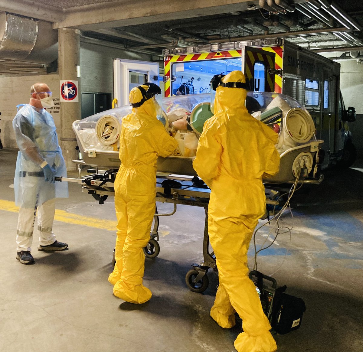 CHUBordeaux's tweet photo. [#EXERCICE #EBOLA] au @CHUBordeaux et @ch_libourne ce jour, merci aux équipes mobilisées pour se préparer aux urgences sanitaires exceptionnelles ! Au @CHUBordeaux 🙏 les équipes du Samu SMUR, réanimation de médecine intensive-réa du GH Pellegrin… ! Cc @thomaspoulenc https://t.co/4yqiVTJkts