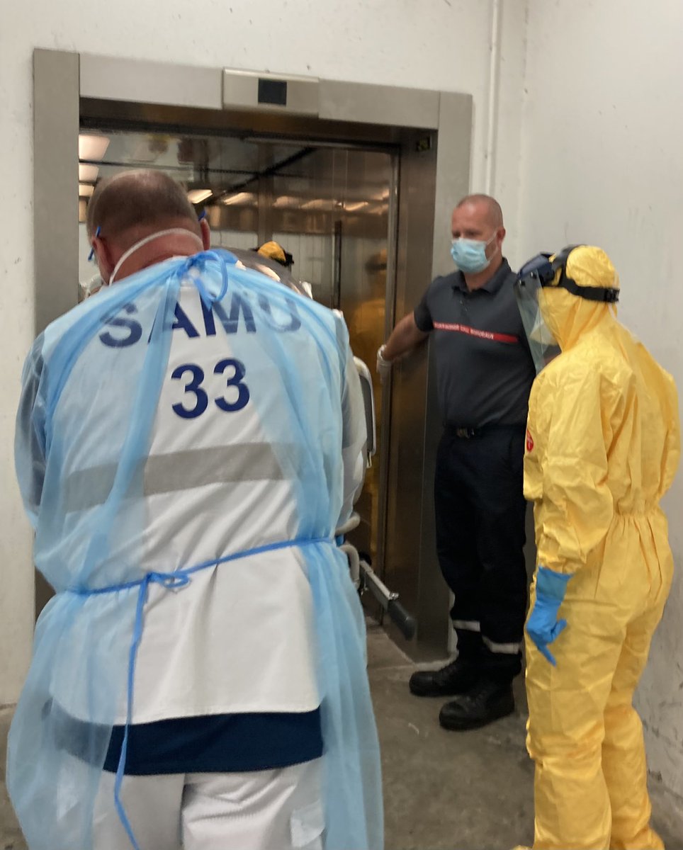 CHUBordeaux's tweet photo. [#EXERCICE #EBOLA] au @CHUBordeaux et @ch_libourne ce jour, merci aux équipes mobilisées pour se préparer aux urgences sanitaires exceptionnelles ! Au @CHUBordeaux 🙏 les équipes du Samu SMUR, réanimation de médecine intensive-réa du GH Pellegrin… ! Cc @thomaspoulenc https://t.co/4yqiVTJkts
