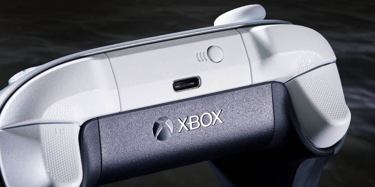 XBOXChile's tweet photo. Así iluminamos la noche. 

Presentamos el nuevo control inalámbrico de Xbox, Lunar Shift. ¡Próximamente! 
https://t.co/HKehjVRaRg https://t.co/e77FOyuGMB