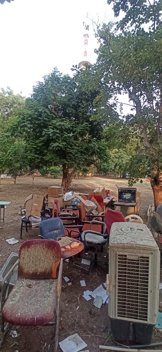 ddgirnarlive's tweet photo. Garbage dumping and Waste segregation during   #SpecialCampaign2.0 at #Doordarshan Ahmedabad Campus

 #SwachhBharatMission #SwachhBharat2022 #CleanOffice #MyCleanIndia

@PMOIndia @ianuragthakur @DrJitendraSingh 
@DARPG_GOI @jkchandira @Mayank23Agrawal
@MIB_India @DDNewsGujarati https://t.co/sPJ8GZo8YD