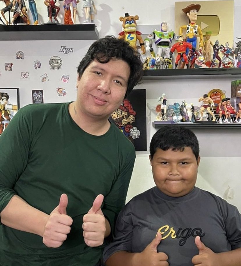 The_RedsIndo's tweet photo. Buat yang gatau, Rahmat (Okky Boy) ini adalah seorang anak berkebutuhan khusus (ABK) karena short term memory loss. Makanya akan sekolah SLB.

Bang Windah juga ingin Rahmat dikenal sebagai Rahmat atau Amat bukan Okky Boy (mungkin karena berkaitan dengan brand).

Respect bang 🫡 https://t.co/y9AcGWUWwv