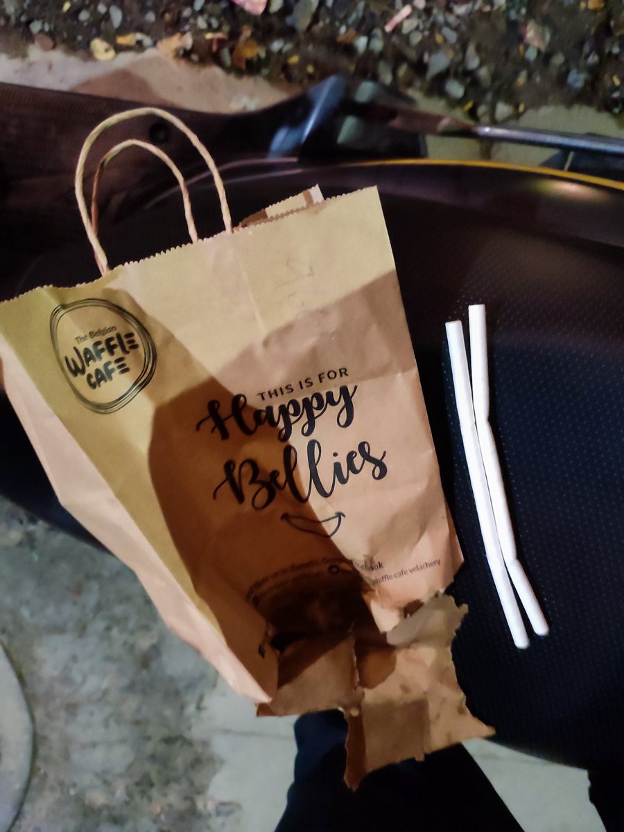 PrithaBoss's tweet photo. @Swiggy @SwiggyInstamart What the actual hell???? 
I paid rs.176- for two beverages and received one torn paper bag and two paper straws only. 
The beverages are missing. Plus I had to wait an additional hour for delivery. Customer exec Ashwin lacks manners. https://t.co/yzfHK7oaYL