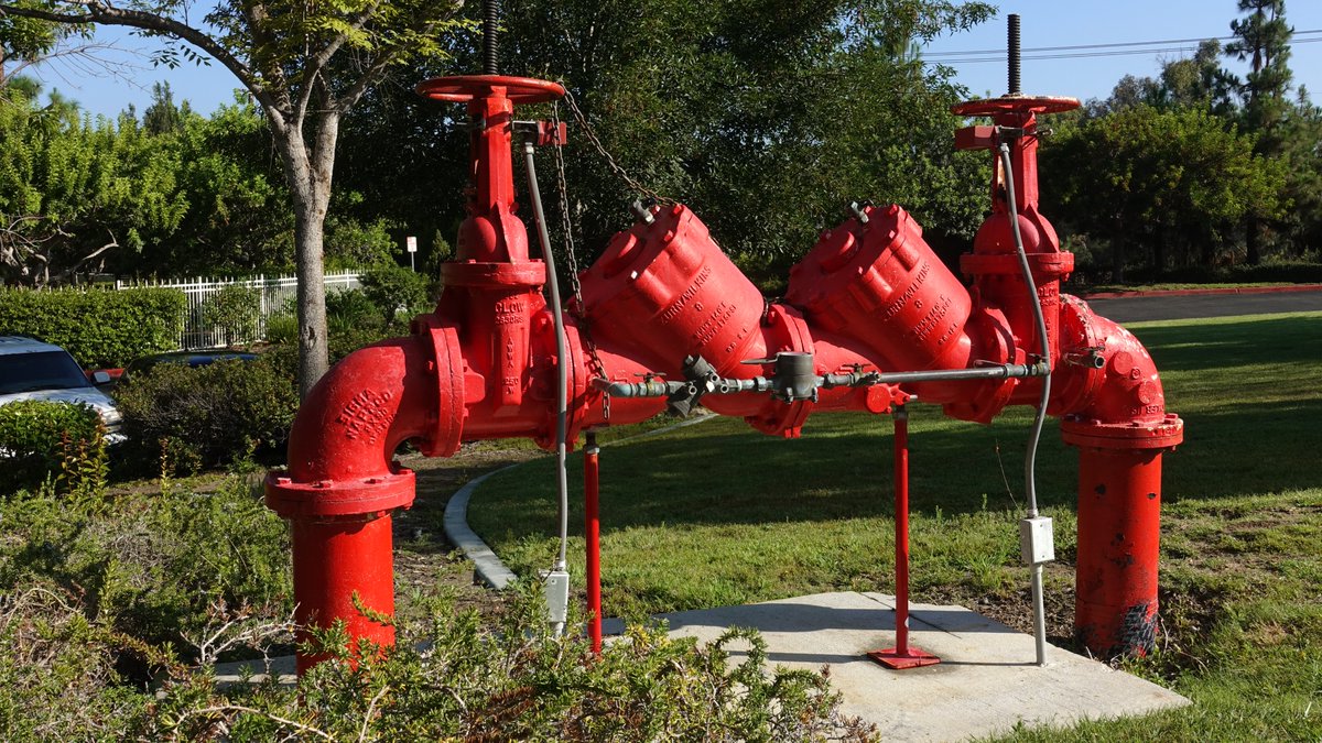 HillhouseGrady's tweet image. If you pay attention to pipes in your city, you may see a device like this in evacuation stairwells or just out in the open. Can you NAME THAT INFRASTRUCTURE? Read the 🧵 for the answer.
#EngineeringInPlainSight