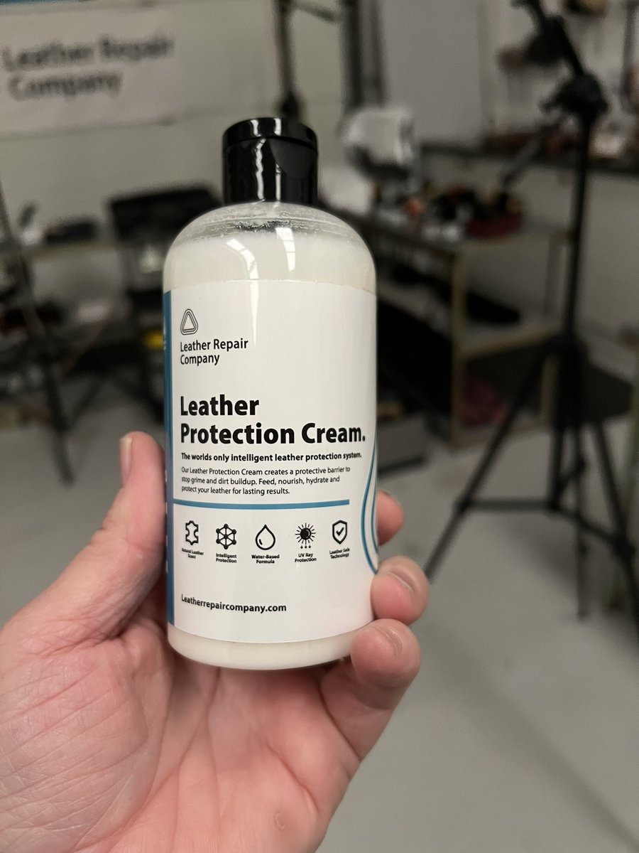 leatherrepairuk's tweet photo. Water based natural eco friendly, better for the environment and ultra safe for your leather.
Makes leather softer and brings back that genuine aroma
#leathercleaner #leatherprotection #leather #ecofriendly https://t.co/FhInSe81Ar