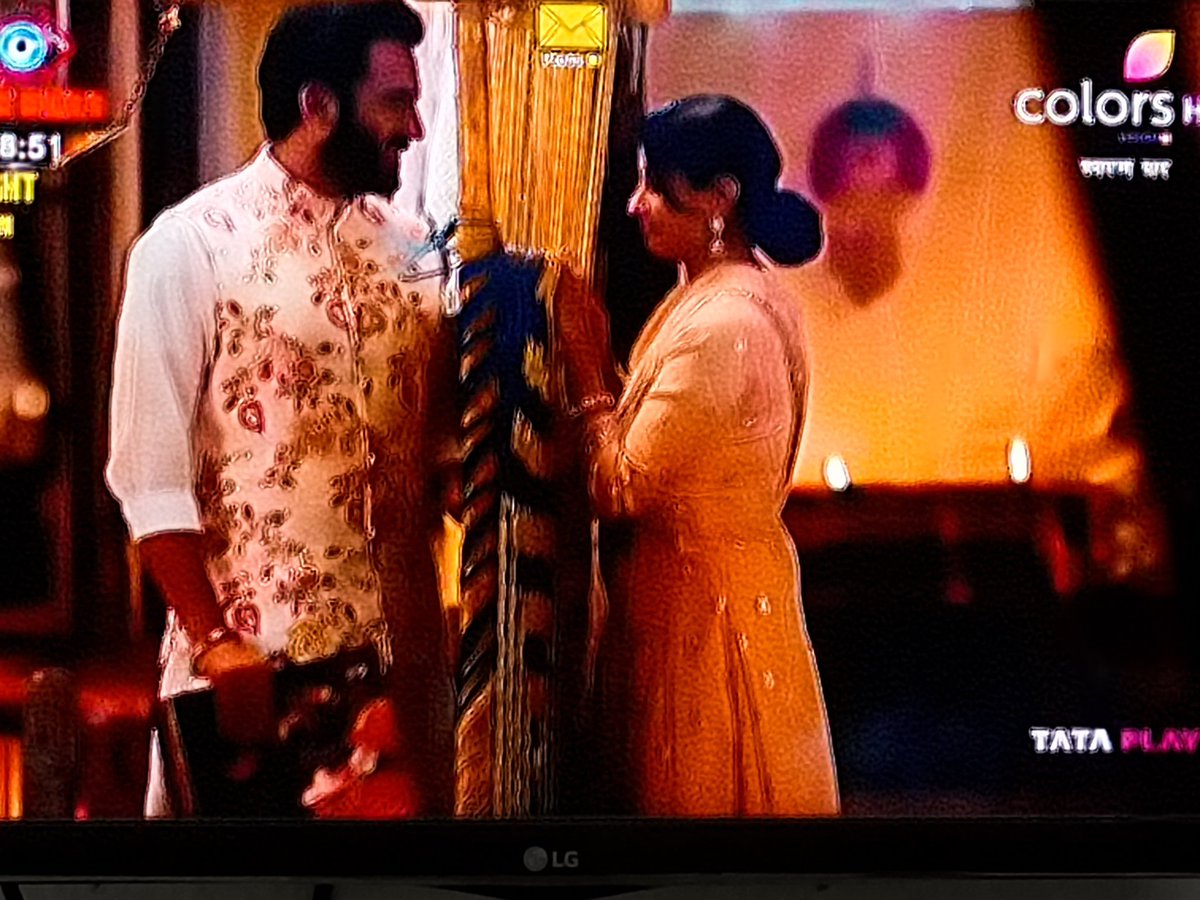 DDSMySoul's tweet photo. Ajit : kahin nahi jana maine
Swaran : Tu gaya toh mundi todke haath me de deni hai.
Them being so cute 😘 with eachother 🥰💕 #Swajit #SwaranGhar #Swaran #Ajit. @ActorAjaySingh @sangitara2341 https://t.co/oF6vETBmks