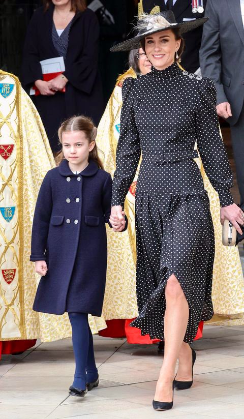 Canellelabelle's tweet photo. While on a Walkabout in South Wales in 2020, a wellwisher Complimented Princess Charlotte to William saying "She is my favorite Royal!"
To which Prince William replied: Yes, she is lovely; just like my wife."😍❤️
Spoken like a proud husband.🔥
#PrinceandPrincessofWales https://t.co/cWENd8M3bP