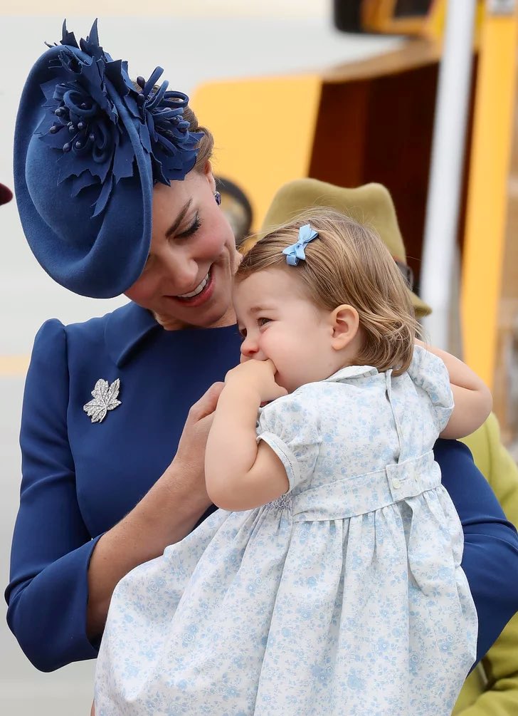 Canellelabelle's tweet photo. While on a Walkabout in South Wales in 2020, a wellwisher Complimented Princess Charlotte to William saying "She is my favorite Royal!"
To which Prince William replied: Yes, she is lovely; just like my wife."😍❤️
Spoken like a proud husband.🔥
#PrinceandPrincessofWales https://t.co/cWENd8M3bP