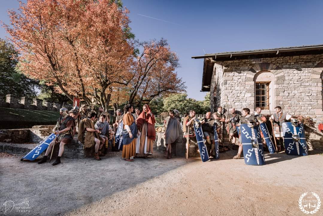 Notre belle association a eu la chance de participer au tournage d'une émission sur la vie du legionnaire romain.

Ou de mieux qu'à Saalburg pour évoquer cette période si importante de notre histoire.

Le tournage, commencé en Mai 2022 lors de notre off annuel...
1/2