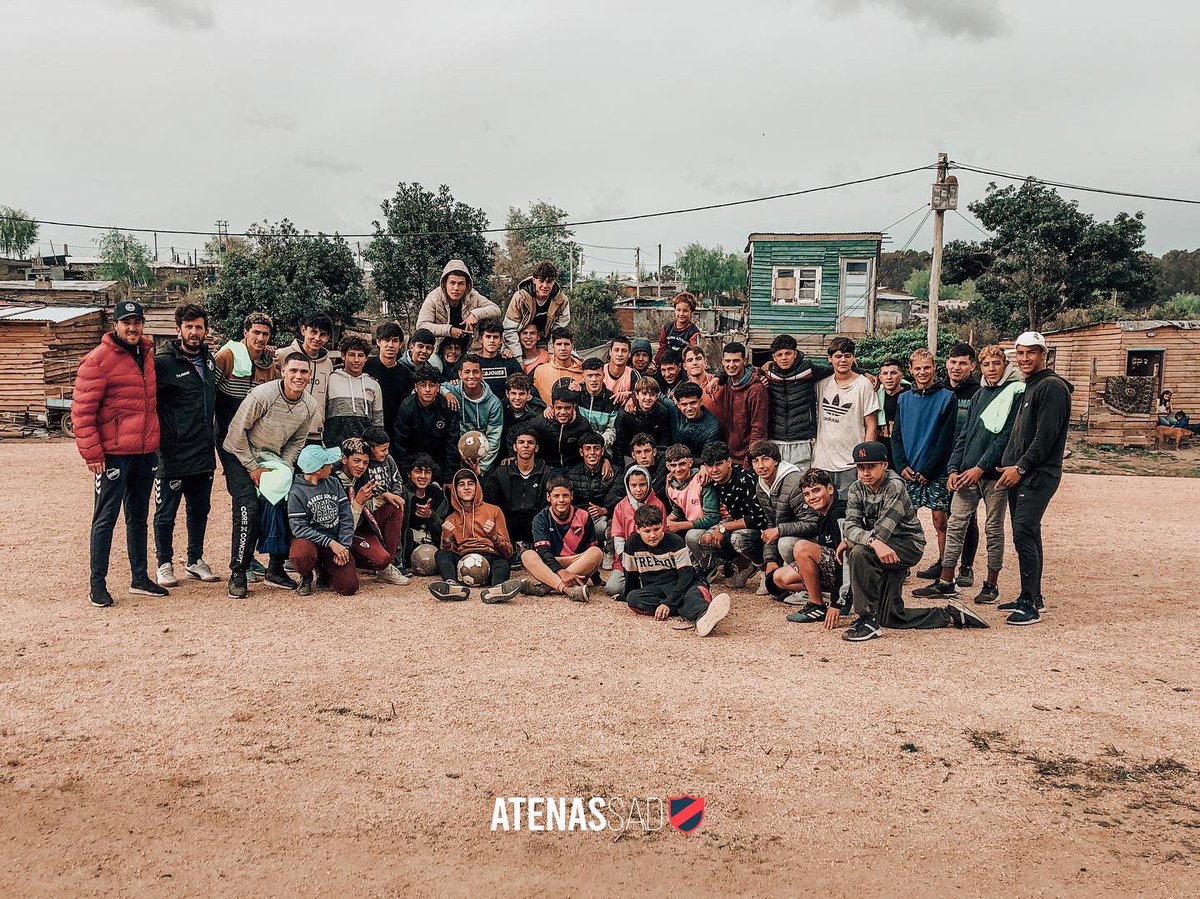 atenassad_f's tweet photo. Jornada de integración en Barrio Tizon! 

Junto a nuestros chicos de CFA (Centro de formación ateniense) compartimos una tarde de juegos, fútbol, merienda e intercambio con los chicos del barrio! https://t.co/xWhc8YEfVx