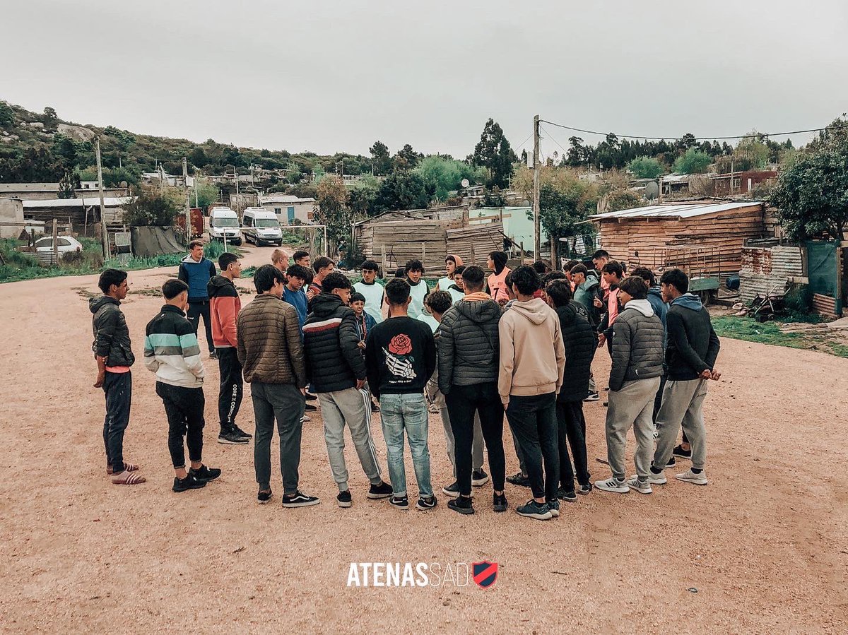 Jornada de integración en Barrio Tizon! 

Junto a nuestros chicos de CFA (Centro de formación ateniense) compartimos una tarde de juegos, fútbol, merienda e intercambio con los chicos del barrio!