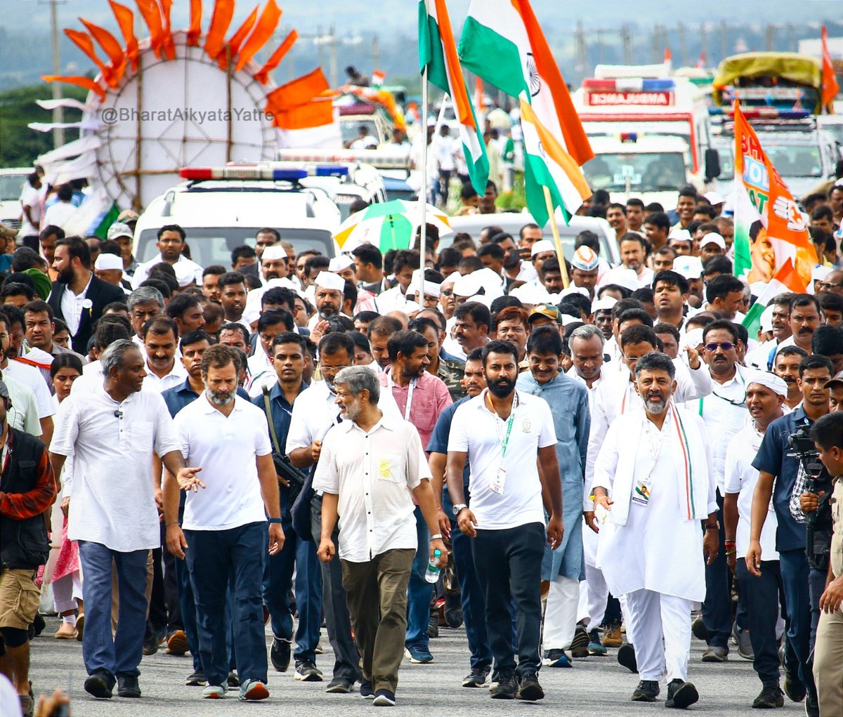 nalapad's tweet photo. ಭಾರತವನ್ನು ಜೋಡಿಸುತ್ತಿರುವ #BharathAikyataYatre ಯಲ್ಲಿ ಇಡುತ್ತಿರುವ ಪ್ರತಿ ಹೆಜ್ಜೆಯು ಭವಿಷ್ಯದ ಭವ್ಯ ಭಾರತದ ನಕಾಶೆಯನ್ನು ಪರಿಪೂರ್ಣಗೊಳಿಸುತ್ತಿದೆ. ನಡೆದಿರುವೆವು ಮುಂದೆ, ಮೊಳಗಿಸಿ ಘೋಷಣೆ ನಾವೆಲ್ಲರೂ ಒಂದೇ. https://t.co/tqzldbmOFQ