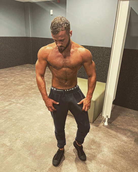 Ne regarde pas le haut on s&rsquo;en fou , concentre toi sur le bas dans le training 🙊🙊💦👅🔞 Don't look up, we