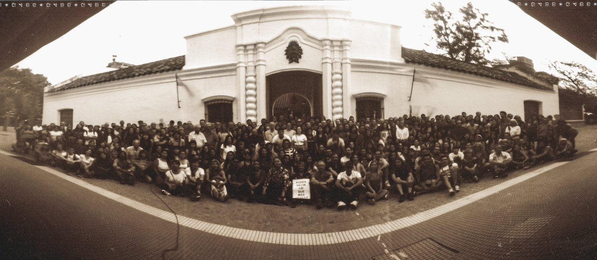 FotoBienal's tweet photo. 📸 Foto de familia 2022 

👉 Retrato de una inauguración multitudinaria, realizado por el talentoso Luis Collados
 
🎞 Se trata de una foto estenopeica con 8 segundos de exposición, sobre placa de rayos x, con un negativo de10x24 cm. https://t.co/7BXCRYoH5E