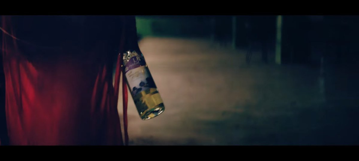 jisurene's tweet photo. Shuhua comforting their leader Soyeon, as she was also the first foreign member that came back to Korea after their hiatus.

Miyeon facing the public alone during the start of their hiatus. 

Yuqi and Minnie drinking their sadness away

Definitely not crying...goddamn gidle😭 https://t.co/CyMgZMNatI