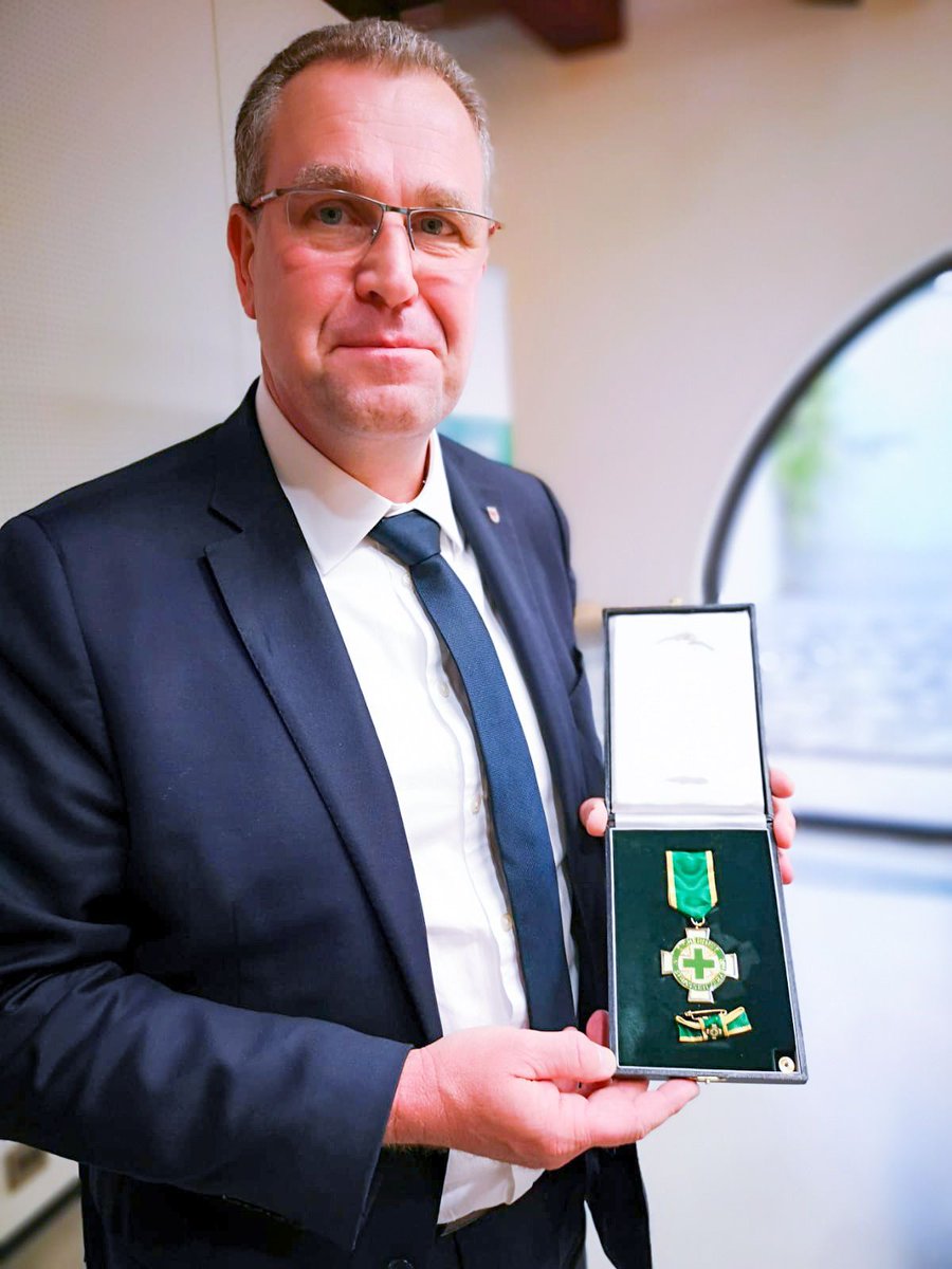 RainerGenilke's tweet photo. Ich freue mich über das Ehrenzeichen der Deutschen #Verkehrswacht in Gold. #Verkehrsicherheit ist eine Herzensangelegenheit von mir und allen, die sich in diesem Bereich engagieren. Übergeben wurde die Auszeichnung vom Präsidenten der Deutschen Verkehrswacht Prof. Kurt Bodewig. https://t.co/7OhRgObTfJ