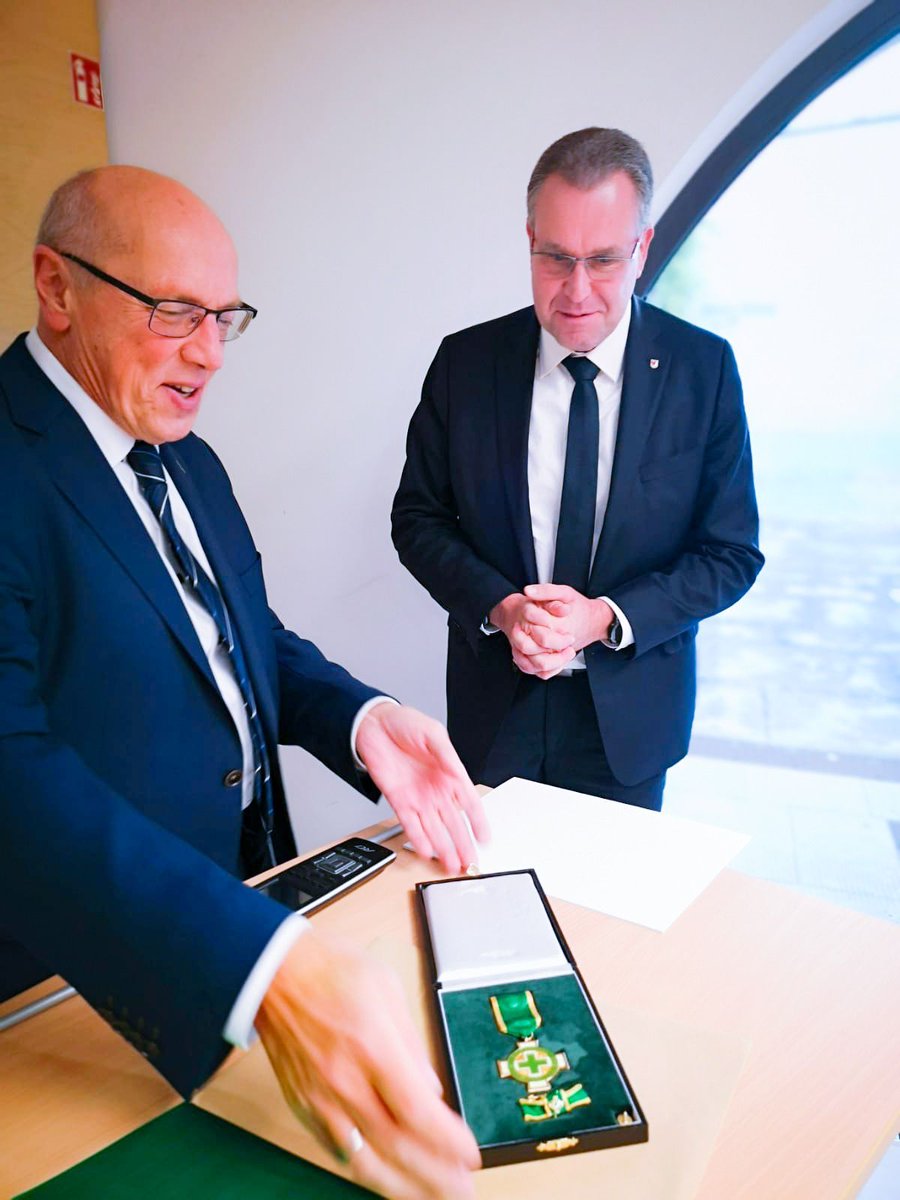 RainerGenilke's tweet photo. Ich freue mich über das Ehrenzeichen der Deutschen #Verkehrswacht in Gold. #Verkehrsicherheit ist eine Herzensangelegenheit von mir und allen, die sich in diesem Bereich engagieren. Übergeben wurde die Auszeichnung vom Präsidenten der Deutschen Verkehrswacht Prof. Kurt Bodewig. https://t.co/7OhRgObTfJ