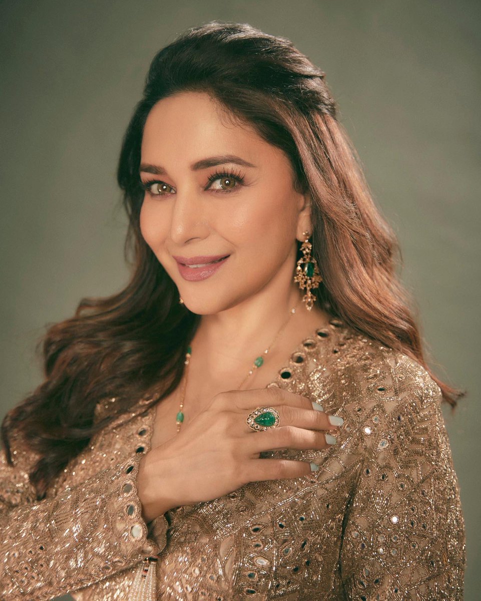 MadhuriDixit's tweet photo. Ankhon ki gustakhiyan, maaf ho 🎶 

#tuesdayvibe #Tuesday #JhalakDikhhlaJaa10 #PhotoOfTheDay #photoshoot #ootd https://t.co/cQDAEuJ8r8