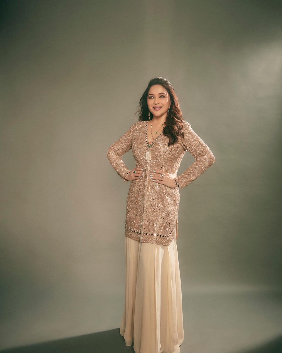 MadhuriDixit's tweet photo. Ankhon ki gustakhiyan, maaf ho 🎶 

#tuesdayvibe #Tuesday #JhalakDikhhlaJaa10 #PhotoOfTheDay #photoshoot #ootd https://t.co/cQDAEuJ8r8