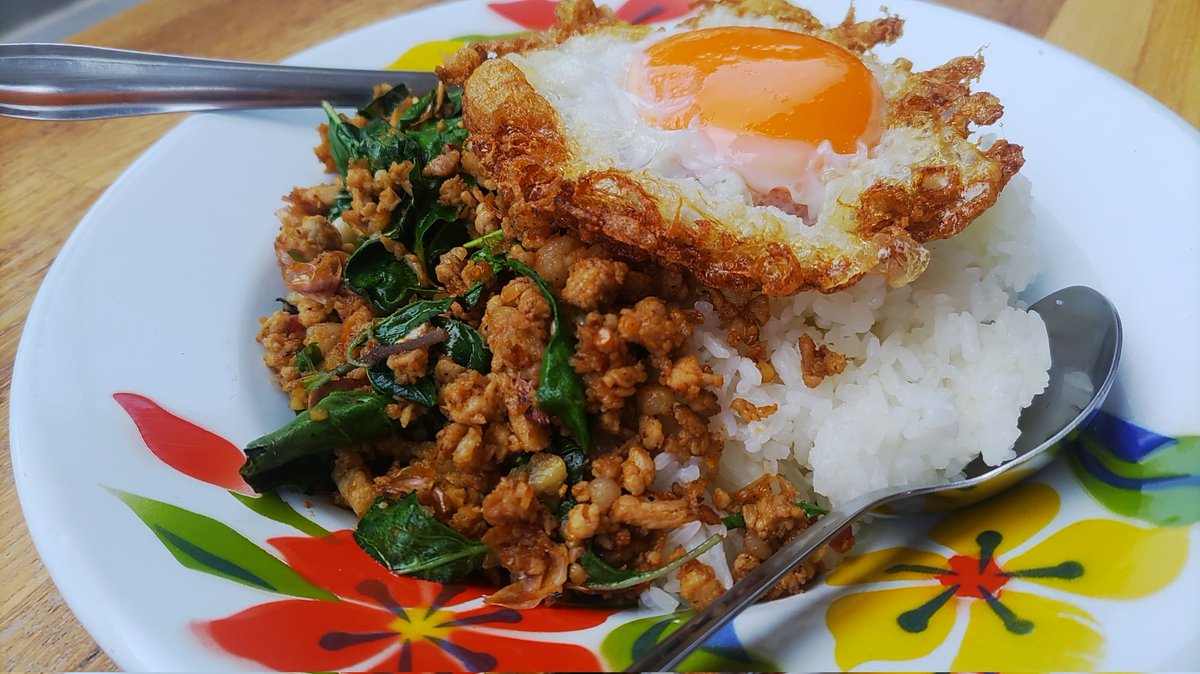 タイ料理が食べたい！第2弾 何回もタイに行った結果ガパオが美味い！ 最初はタイ料理の入口、カオマンガイが大好きだったけど結果的にはガパオになりました。 ジョークも美味い！ パンジャーさんはタイ料理は何が好きですか？(シモ)