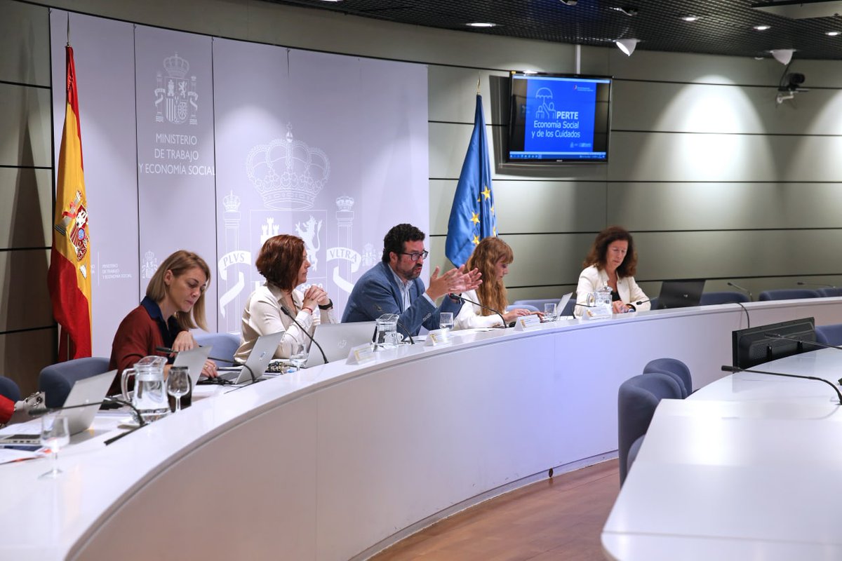 Mavi_Espin_Saez's tweet photo. 🤝 Nos hemos reunido con los agentes sociales para analizar los objetivos y las iniciativas del PERTE de la #EconomíaSocial y de los Cuidados, un proyecto que contribuirá a afianzar y multiplicar las entidades de este sector e impulsará la Economía de los Cuidados. https://t.co/zly6xtmdHW
