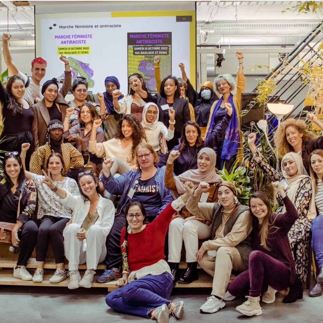✊Nous marcherons pour que cesse notre silence collectif face aux violences : que notre bourreau soit l'État, intime ou nos camarades de lutte. Nous marcherons pour porter un féminisme populaire antiraciste en rupture avec le féminisme d'Etat🙏MERCIS <a href="/AssoLallab/">Lallab</a> pour le soutien✨