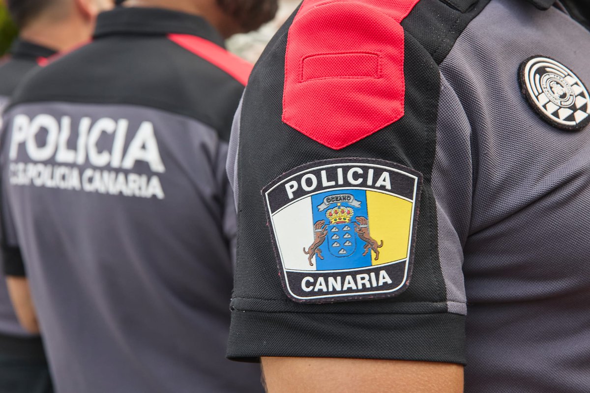 AdmPcasGobcan's tweet photo. 🇮🇨 @CGPCanaria y representantes del #PEVOLCA desfilan mañana en Madrid por el Día de la Fiesta Nacional #DFN22 

▶️Es la primera vez que un cuerpo autonómico de policía participa en este desfile a pie

https://t.co/Dbhf1Ahex0 https://t.co/RsGWkHmeLd