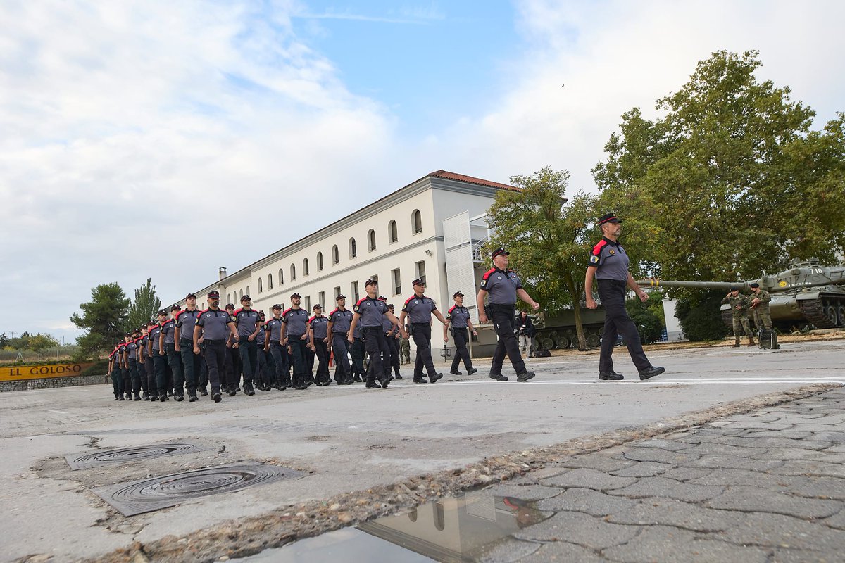 AdmPcasGobcan's tweet photo. 🇮🇨 @CGPCanaria y representantes del #PEVOLCA desfilan mañana en Madrid por el Día de la Fiesta Nacional #DFN22 

▶️Es la primera vez que un cuerpo autonómico de policía participa en este desfile a pie

https://t.co/Dbhf1Ahex0 https://t.co/RsGWkHmeLd