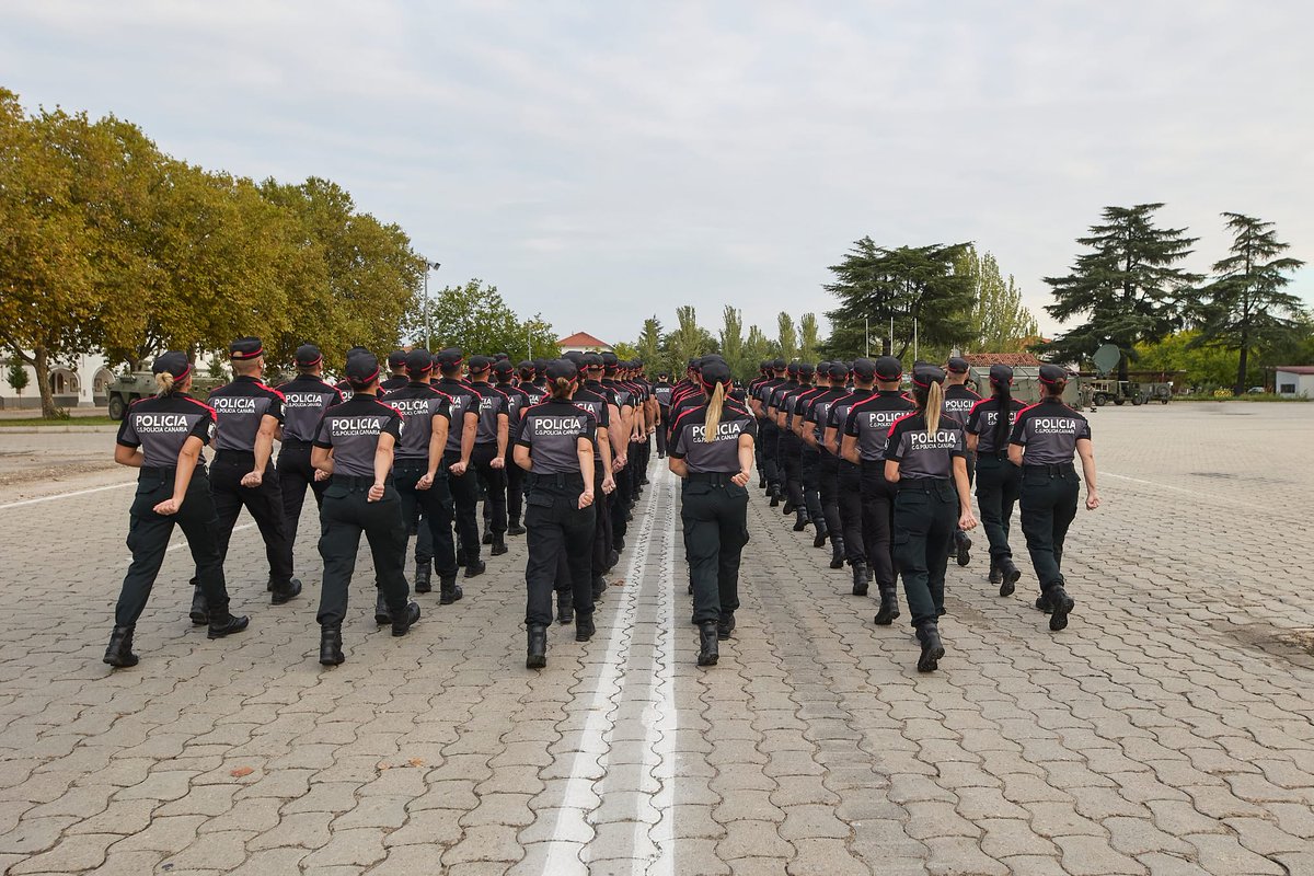 AdmPcasGobcan's tweet photo. 🇮🇨 @CGPCanaria y representantes del #PEVOLCA desfilan mañana en Madrid por el Día de la Fiesta Nacional #DFN22 

▶️Es la primera vez que un cuerpo autonómico de policía participa en este desfile a pie

https://t.co/Dbhf1Ahex0 https://t.co/RsGWkHmeLd