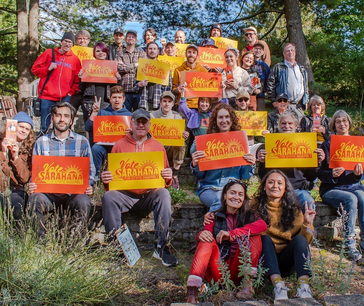 In New Paltz last Sunday, we knocked on 888 doors 🔥, grilled burgers and hot dogs 🍔, made s’mores… and we’re going to do it 🤛 all 🤜 over 👊 again this Sunday so that we can get to 2,000 doors! secure.ngpvan.com/axxHz8rj2UypJe…

Team <a href="/mhvdsa/">Mid-Hudson Valley DSA</a> will be grilling for us!