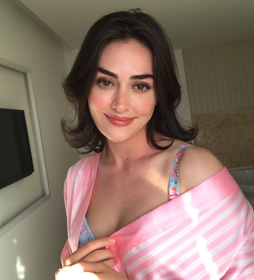 dizilancer's tweet photo. 📸 #EsraBilgiç 'ten yeni paylaşım geldi.

📌 Meme Kanseri Farkındalık Ayında Ekim ayı boyunca #VictoriasSecret mağazalarından aldığınız her sütyen ile 200 ihtiyaç sahibi kadının mamografi çektirmesine destek olabilirsiniz. https://t.co/R5KSIMqap2