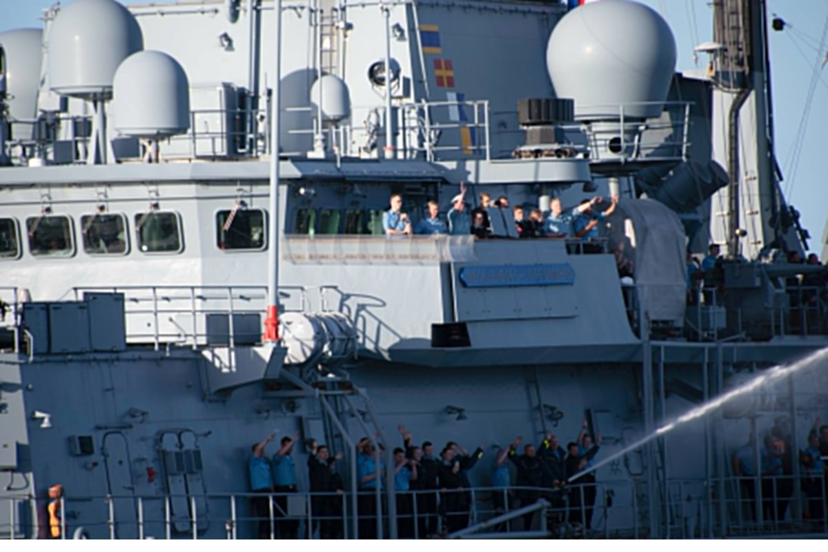 FDZNEWS's tweet photo. With a sail past we salute to 🇩🇪 FGS Mecklenburg-Vorpommern, who left #SNMG1 for now. It was great to have you in our multinational integrated maritime force.  Vielen Dank und auf Wiedersehen! #WeAreNATO and we #DeterandDefend https://t.co/EvElcF3KqQ