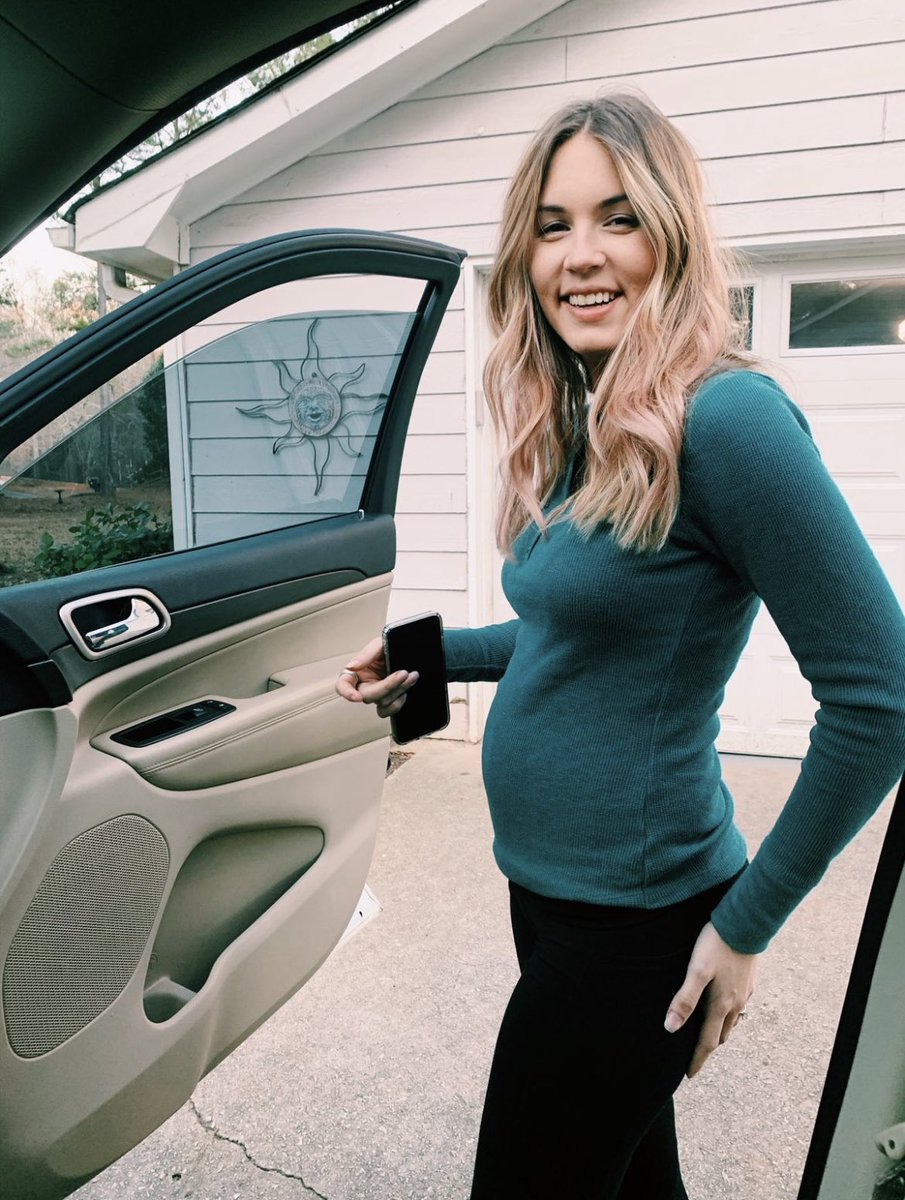bkozi_'s tweet photo. 21 weeks weeks with willow vs with baby boy 🤍💙 https://t.co/kf9pVOjx0M